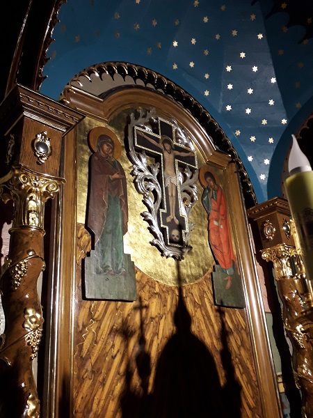 Mecina Wielka cerkiew ikony za ikonostasem.jpg