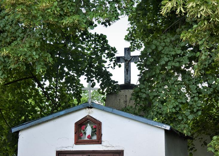 Pomnik wojenny i kapliczka (2).JPG