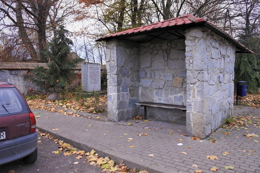 Pomnik poległych i Pekin (1).JPG