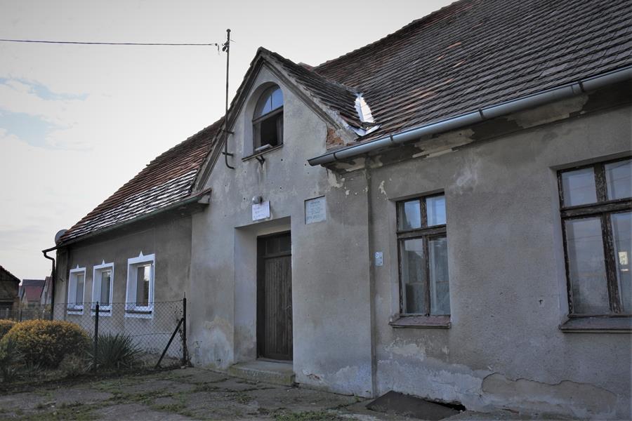 Dom z tablicą pamiątkową w Bierzowie (4).JPG