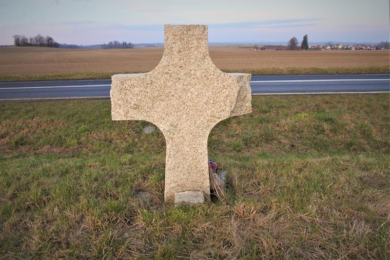 Kamienny krzyż w miejscu wypadku (2).JPG