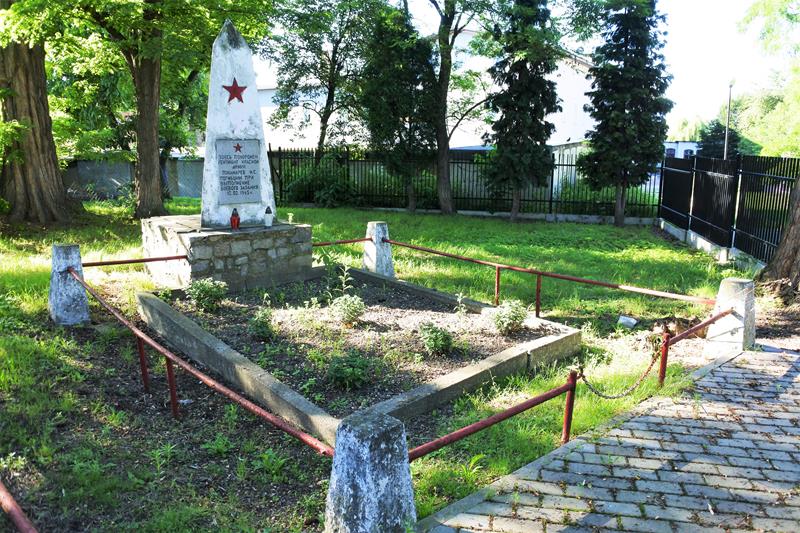 Cmentarz żołnierzy Armii Czerwonej (17).JPG