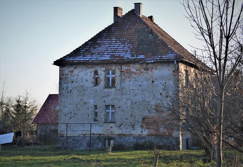 Dom ze śladami ostrzału (2).JPG