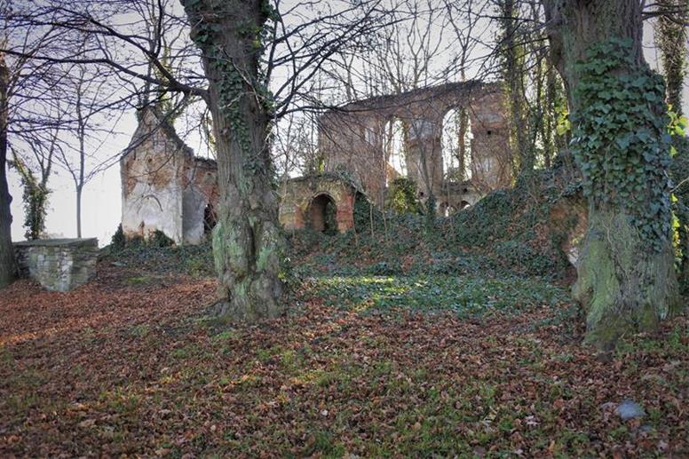Ruiny kościoła ewangelickiego (1).JPG