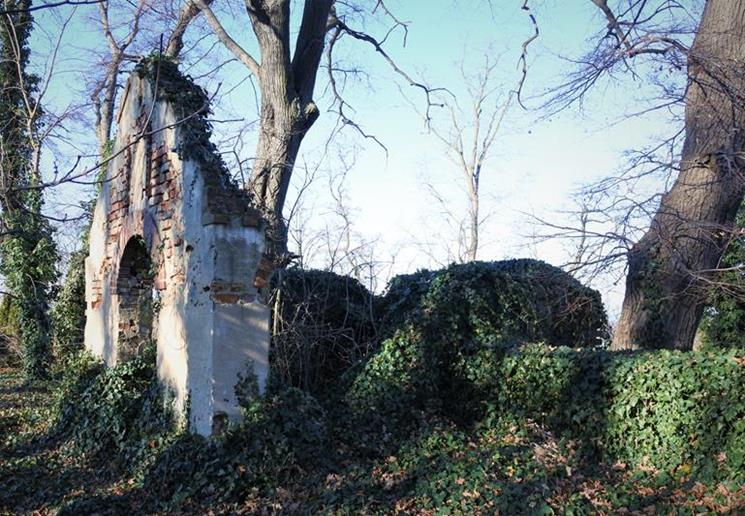 Ruiny kaplicy grobowej (2).JPG