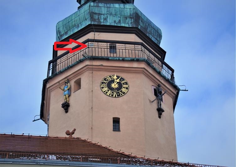 Mały zegar słoneczny na wieży ratuszowej (1).JPG