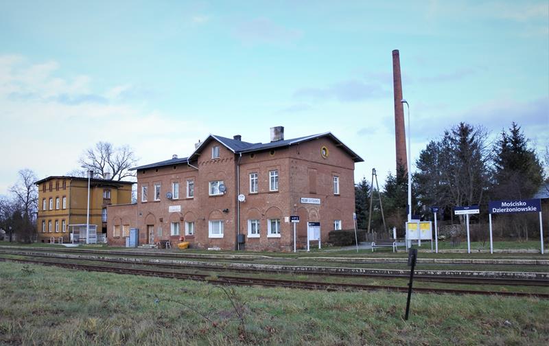 Mościsko - dworzec kolejowy i stacja (1).JPG