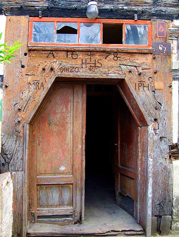 2. Portal dworu w Sieniawce.jpg
