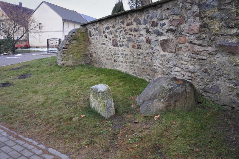 Częstocice - kamień przy kościele pw. św. Katarzyny (4).JPG