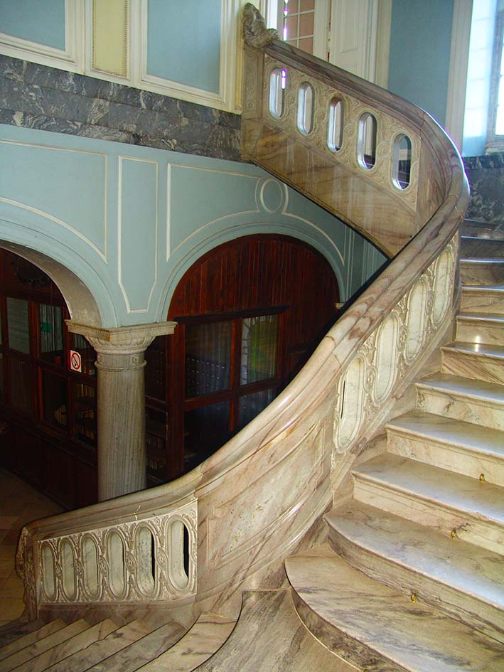 2. Żelazno - pałac 1 - schody z sieni.JPG