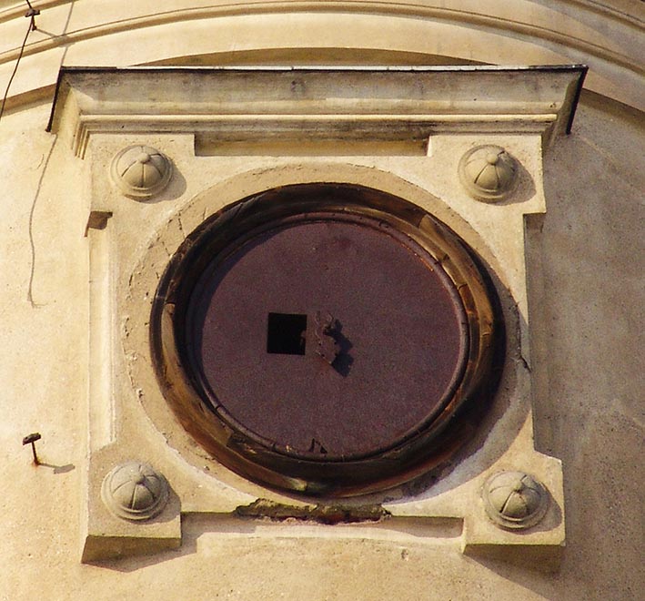 3. Piotrówek - zegar na wieży pałacu.JPG