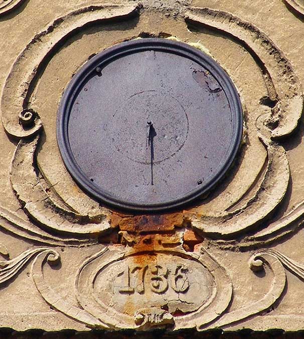 Jastrowiec - zegar w obramieniu ornamentu z datą 1736.jpg