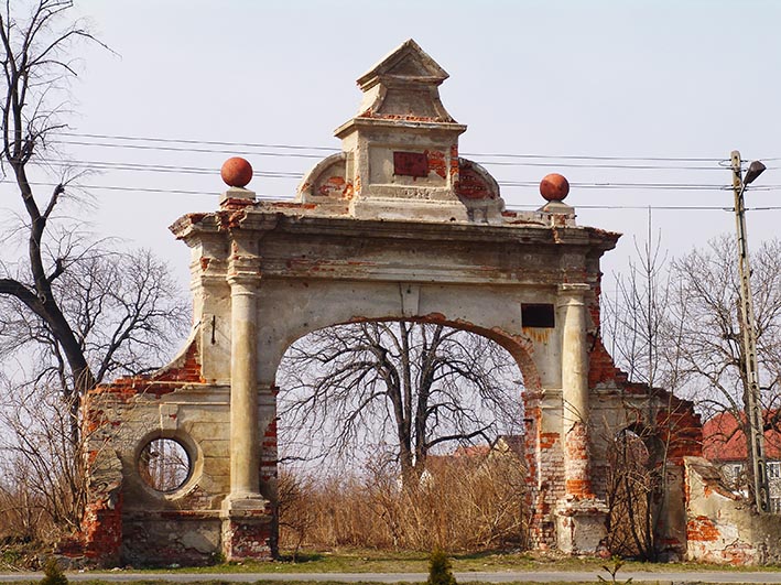 1. Stanowice - brama wiazdowa na teren dawnego majątku.JPG