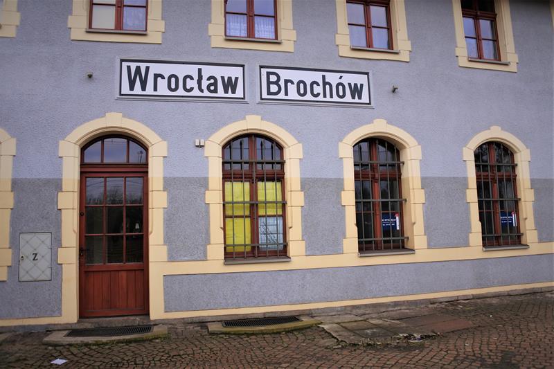 Brochów - stacja kolejowa (11).JPG