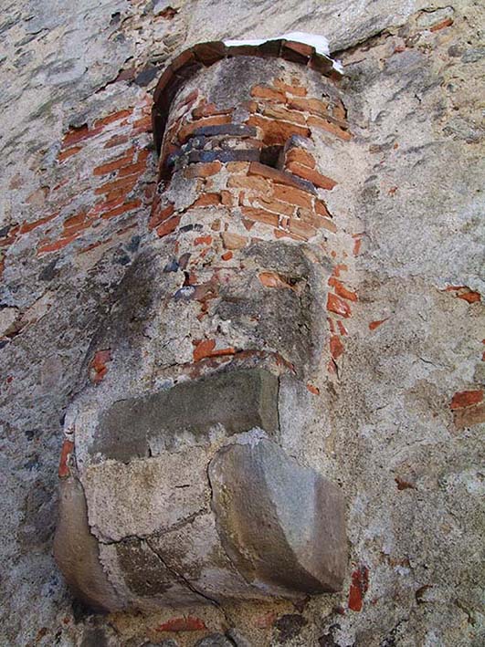 10. Jaszkowa Górna - dawny wykusz latrynowy na ścianie północnej dworu renesansowego dobudowanego do wieży.JPG