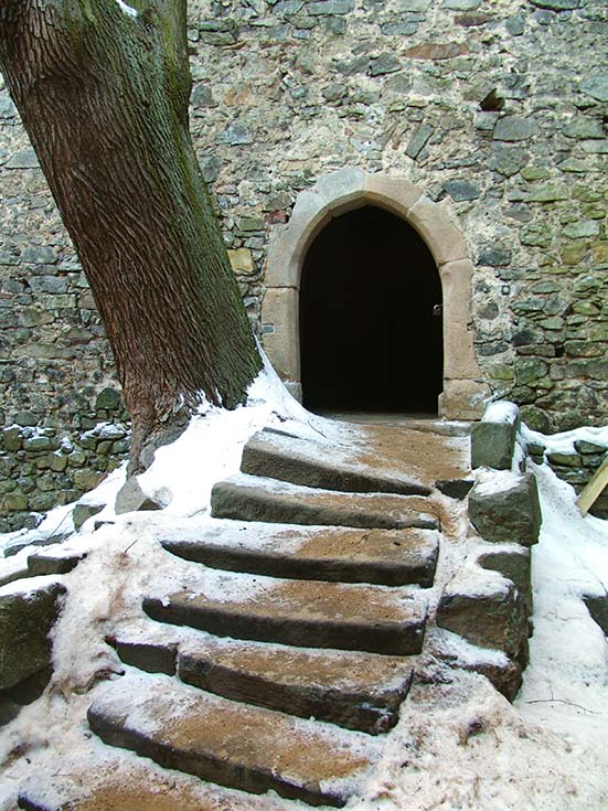 1. Siedlęcin a właściwie wieża rycerska w zimowej szcie - umyślni nawet schody piaskiem sypią.JPG