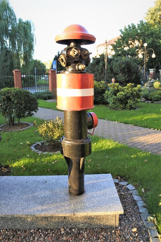 Dzierżoniów - stary hydrant przy budynku Wodociagów (2).JPG