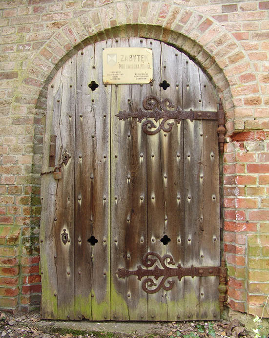8.  Głębowice ( niem. Glumbowitz)  - drzwi do kaplicy z tablicą ZABYTEK POD OCHRONĄ PRAWA.JPG