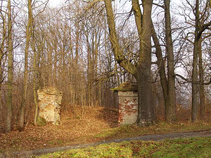 1. Miedzianka - brama wjazdowa na teren rezydencji - pomnik ok. 50 m. dalej.JPG
