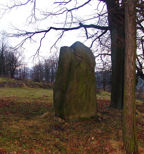 4. Miedzianka - tył granitowej steli - pomnika poległych.JPG