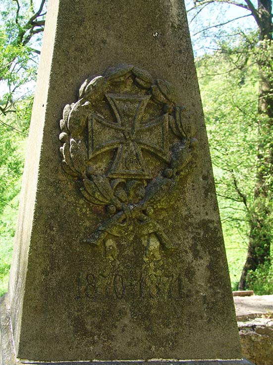 4. Pomnik  - aplikacja na iglicy obelisku- Żelazny Krzyż w wieńcu liści laurowych.JPG