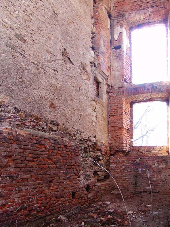 26. Mietków (niem. Mettkau) - zachodnia ściana wieży wciągnięta w strukturę pałacu.jpg