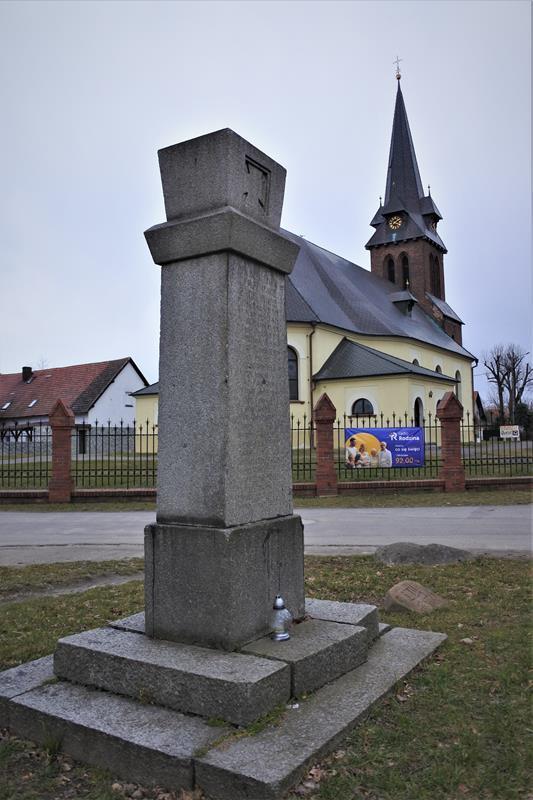 Wojnowice - pomnik poległych (6).JPG