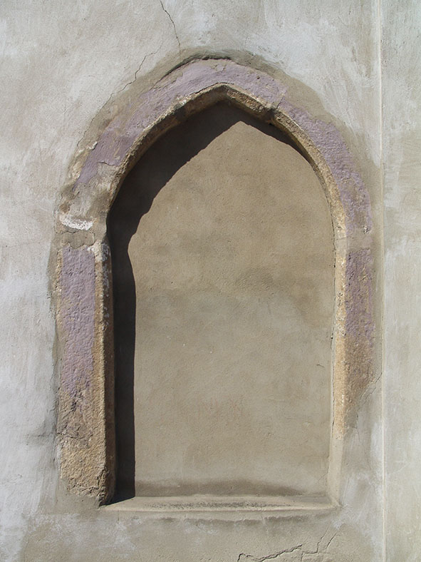 5. Wilków Wielki - dawny ostrołuczny portal prowadzący do wnętrza  wieży rycerskiej.JPG