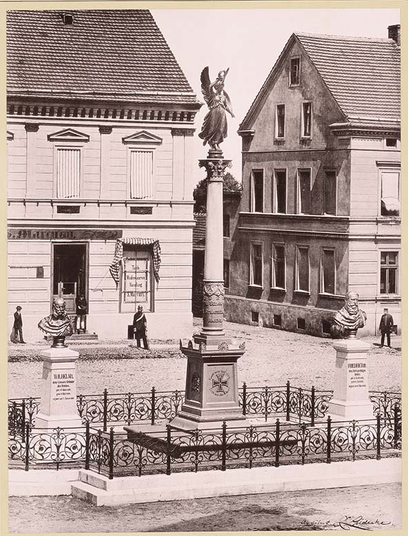 6. Zwei-Kaiser-Denkmal, Konstadt (Wolczyn)- Kolumna Zwycięstwa.jpg