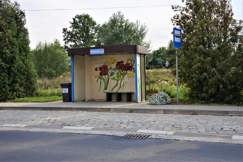 Grodziszcze - współczesny, pomalowany przystanek autobusowy (1).JPG