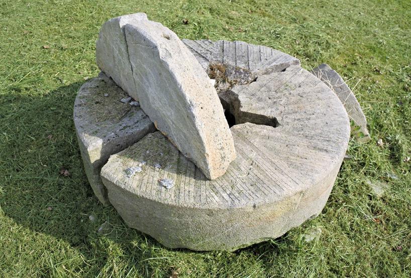 Kobylniki - kamienie młyńskie (4).JPG