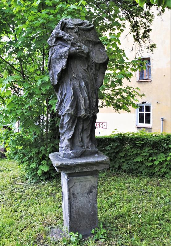 Zniszczona rzeźba św. Jana Nepomucena (2).JPG