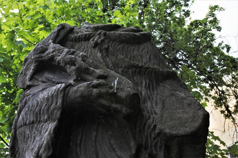 Zniszczona rzeźba św. Jana Nepomucena (3).JPG