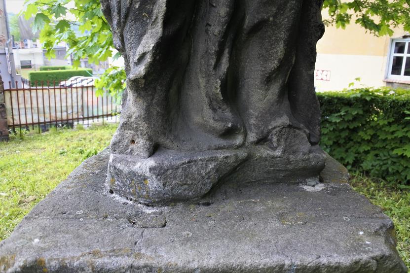 Zniszczona rzeźba św. Jana Nepomucena (4).JPG