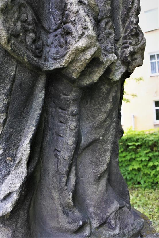 Zniszczona rzeźba św. Jana Nepomucena (5).JPG