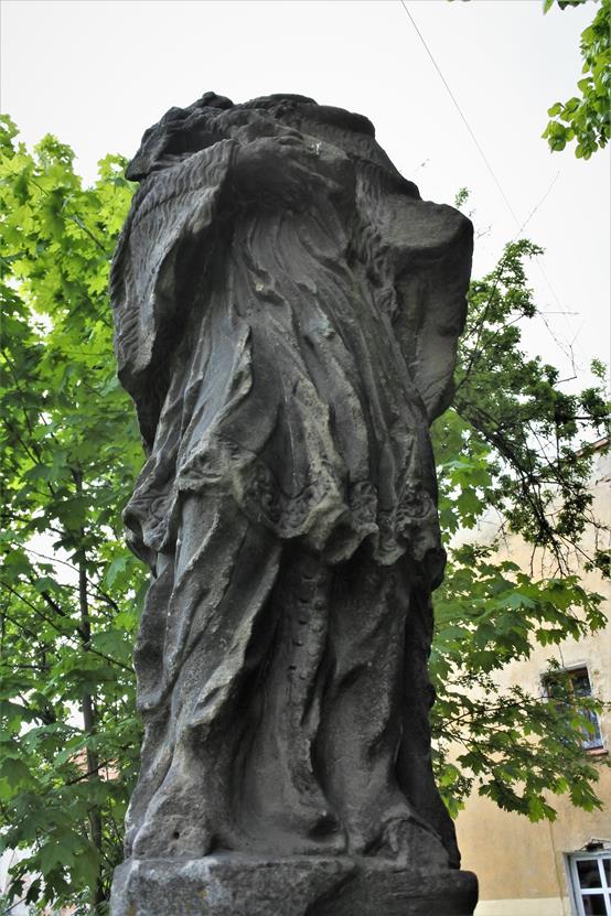 Zniszczona rzeźba św. Jana Nepomucena (7).JPG