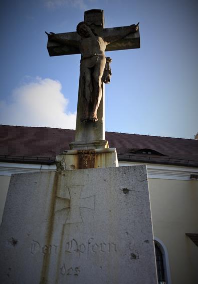 Niwnice - pomnik poległych (4).JPG