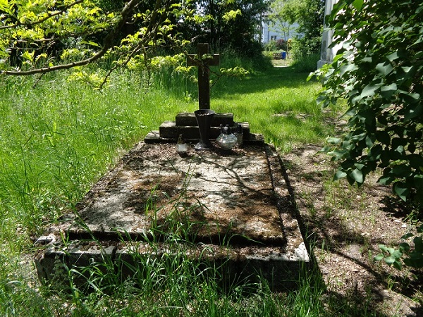 Nowy Korczyn stary cmentarz nagrobek przy kaplicy.JPG