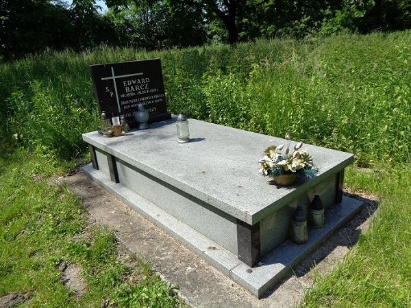 Nowy Korczyn stary cmentarz grob E Barcza.JPG