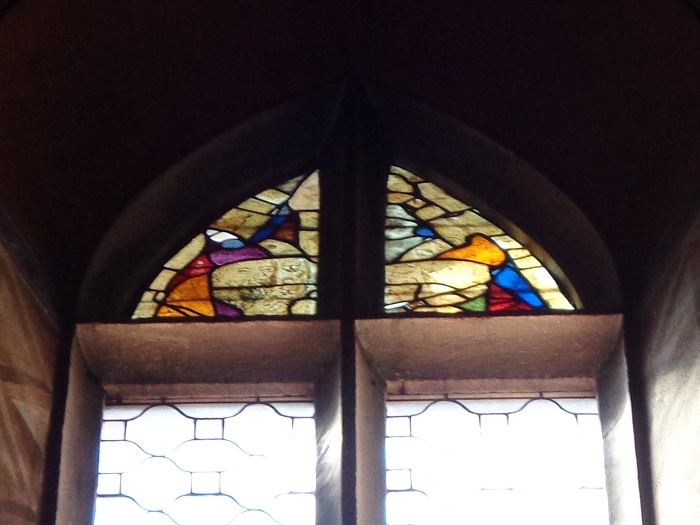 Niepolomice kosciol fragment gotyckiego witrazu w oknie prezbiterium.JPG