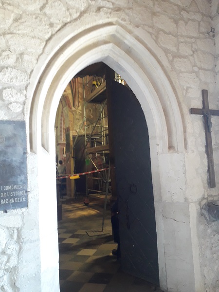 Strozyska kosciol gotycki portal w kruchcie.jpg