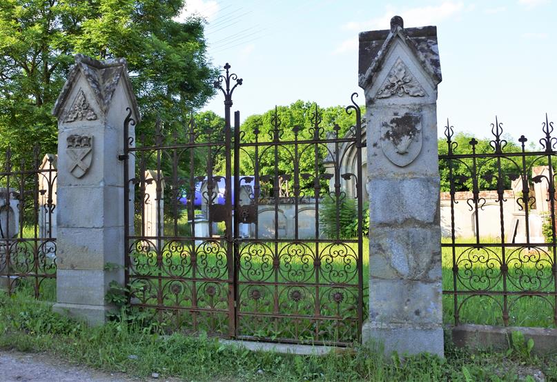 Cmentarzyk przypałacowy (1).JPG