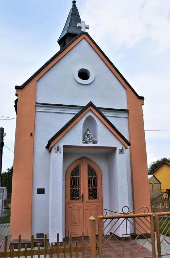 Tabliczki powodziowe na kaplicy w Jaśle (1).JPG