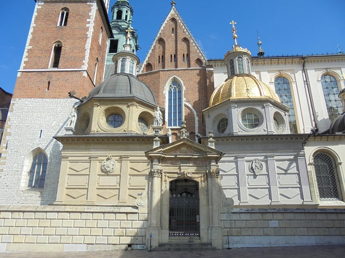 Wawel katedra kaplica Zygmuntowska i kaplica Wazow.JPG