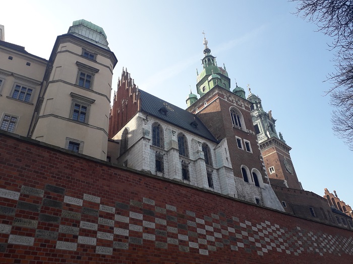 Wawel katedra widok na prezbiterium.jpg