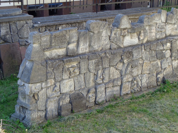 Pinczow synagoga mur z macew.JPG