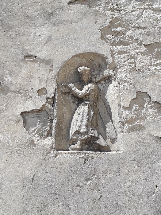 Dobrowoda kosciol figura Chrystusa na murze.jpg