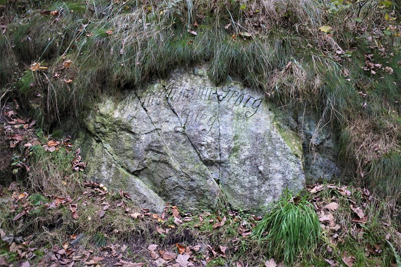 Kamień z pamiątkowym napisem (3).JPG