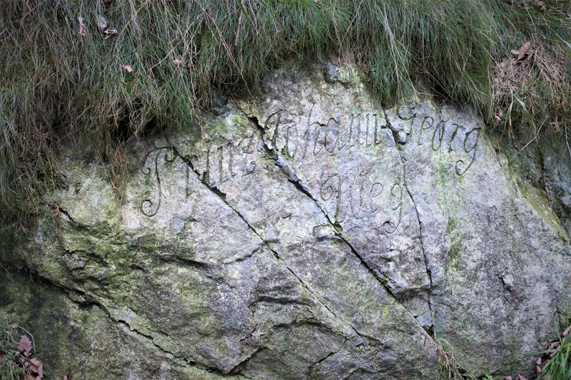 Kamień z pamiątkowym napisem (4).JPG