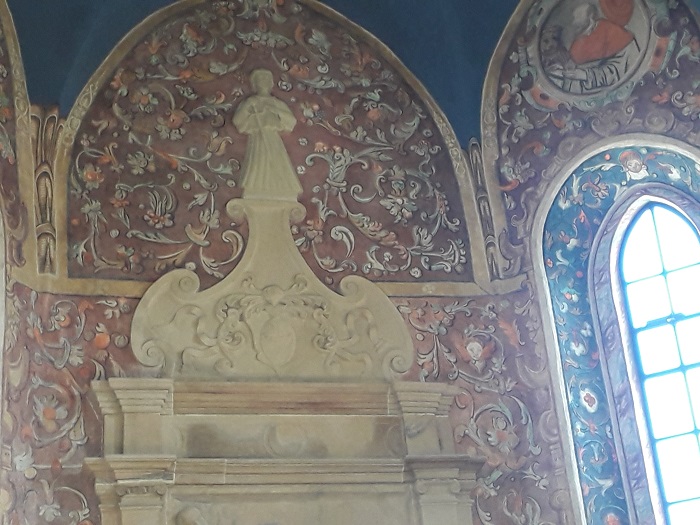 Bestwina kosciol dekoracja ornamentalna prezbiterium.jpg